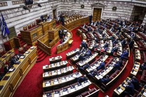Βουλή - Συμφωνία των Πρεσπών: Επεισόδιο με την Χρυσή Αυγή