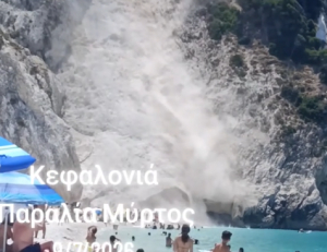 Κεφαλονιά: Κατολίσθηση στην παραλία Μύρτος – Βράχοι έπεσαν δίπλα σε λουόμενους (Βίντεο)