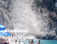 Κεφαλονιά: Κατολίσθηση στην παραλία Μύρτος – Βράχοι έπεσαν δίπλα σε λουόμενους (Βίντεο)