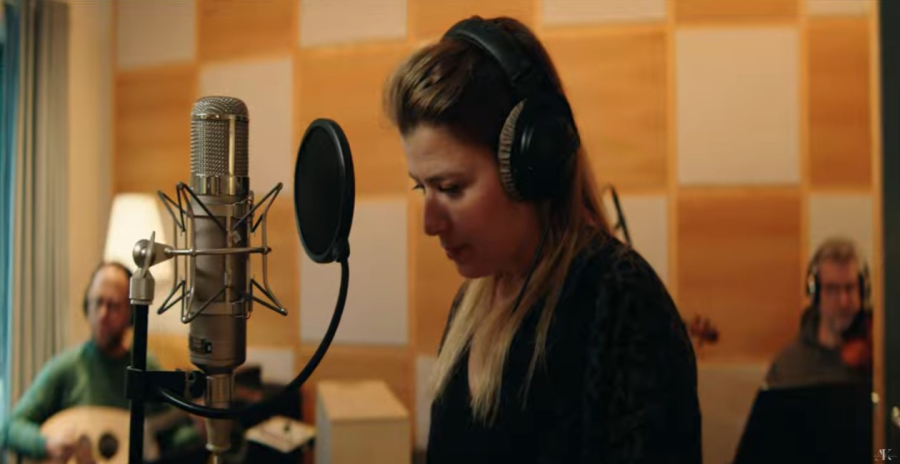 «Ζωή Χαμένη»: Nέο συγκλονιστικό τραγούδι για τα Τέμπη από την Ιουλία Καραπατάκη