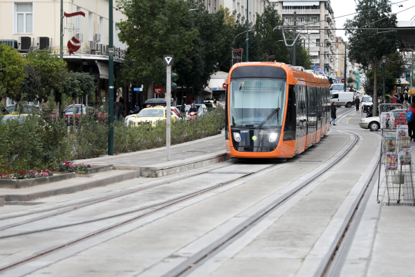 Πειραιάς: Τραμ παρέσυρε γυναίκα στην Ακτή Ποσειδώνος