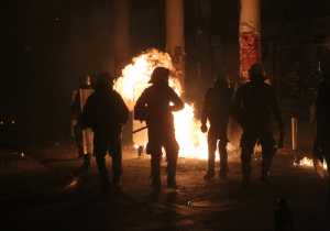 «Πεδίο μάχης» το κέντρο της Αθήνας - Μολότοφ και δακρυγόνα έξω από το Πολυτεχνείο