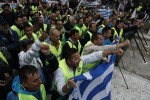Ένστολοι διανυκτέρευσαν έξω από το γραφείο του Χουλιαράκη