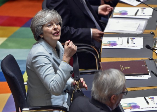 Στήριξη για να ολοκληρώσει το Brexit ζητεί η Μέι