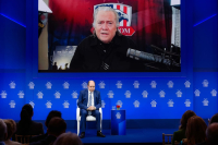 Στιβ Μπάνον από Δελφούς: «Οι μεγάλες μάχες των επόμενων δεκαετιών θα αφορούν την ελεύθερη ναυσιπλοΐα»