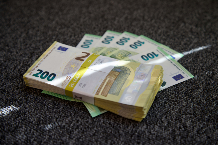 Μετρητά στο σπίτι για τις πρώτες 72 ώρες: Τα πάντα για το σχέδιο της ΕΚΤ