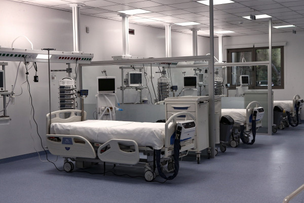 Λαμία: Πέθανε στην εντατική από κορονοϊό, αλλά δεν μπορεί να κηδευτεί γιατί νοσεί όλη η οικογένεια