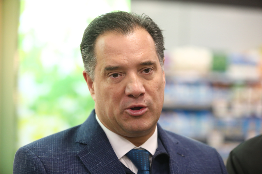 Ο Άδωνις Γεωργιάδης απέφυγε επική τούμπα on air από την καρέκλα που καθόταν