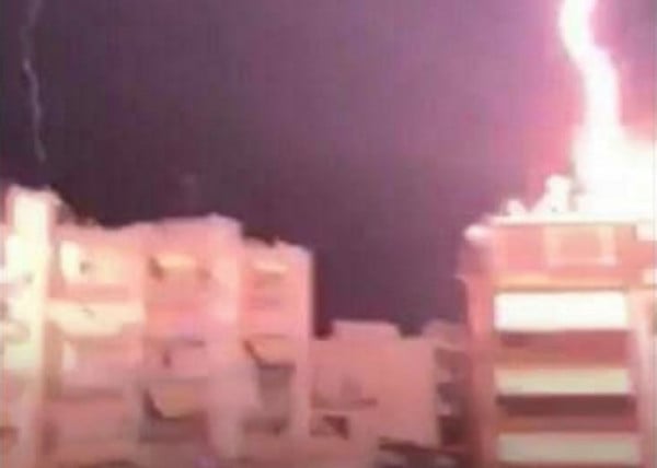 Θεσσαλονίκη: Κεραυνός έπεσε πάνω σε σπίτι - Σοκαριστικό βίντεο (vid)