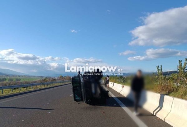 Τροχαίο στη Λαμία: Διερχόμενοι οδηγοί απεγκλώβισαν τους επιβάτες από το αναποδογυρισμένο αμάξι (Εικόνες - Βίντεο)