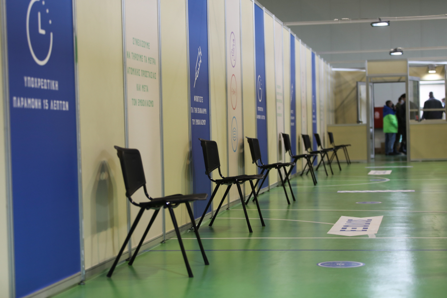 Εμβολιαστικό Κέντρο Περιστερίου: Έκαναν...φτερά 5 δόσεις εμβολίου