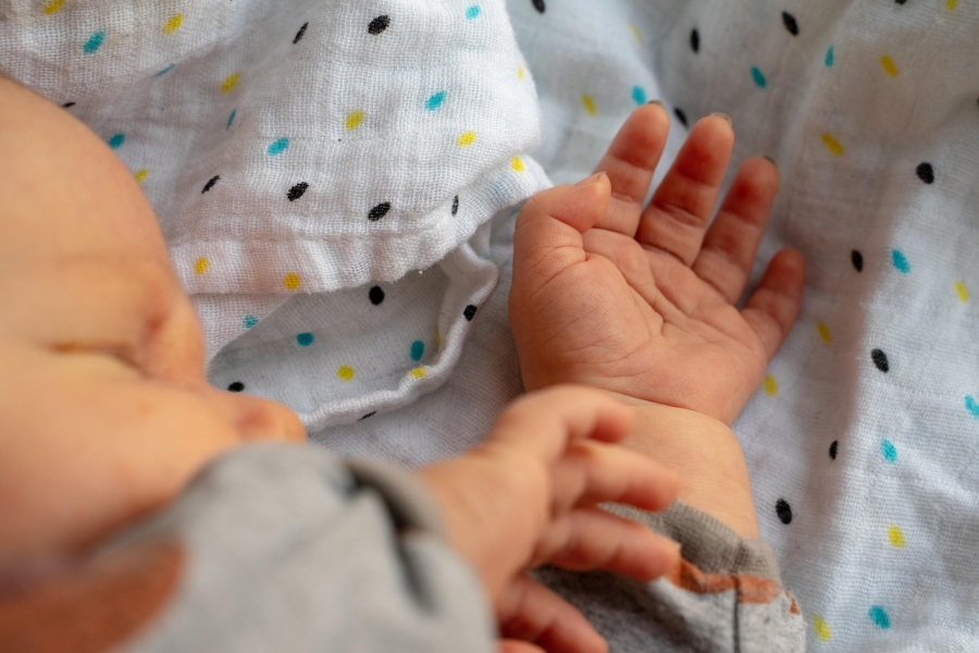 Χανιά: Ελεύθερη με περιοριστικούς όρους η 18χρονη μητέρα – Απαγορεύεται να δει το μωρό που vοσηλεύεται διασωληνωμένο