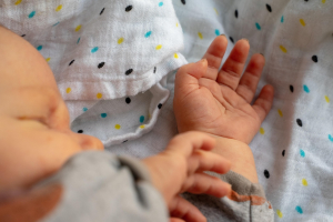 Χανιά: Ελεύθερη με περιοριστικούς όρους η 18χρονη μητέρα – Απαγορεύεται να δει το μωρό που vοσηλεύεται διασωληνωμένο