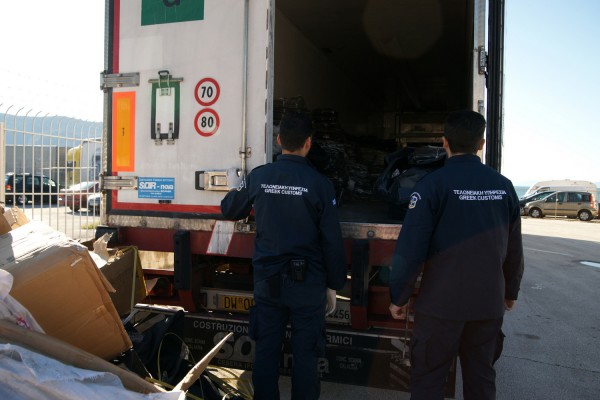 Ανακάλυψαν χιλιάδες &quot;μαϊμού&quot;, νοθευμένα αλκολοούχα ποτά και λαθραία τσιγάρα