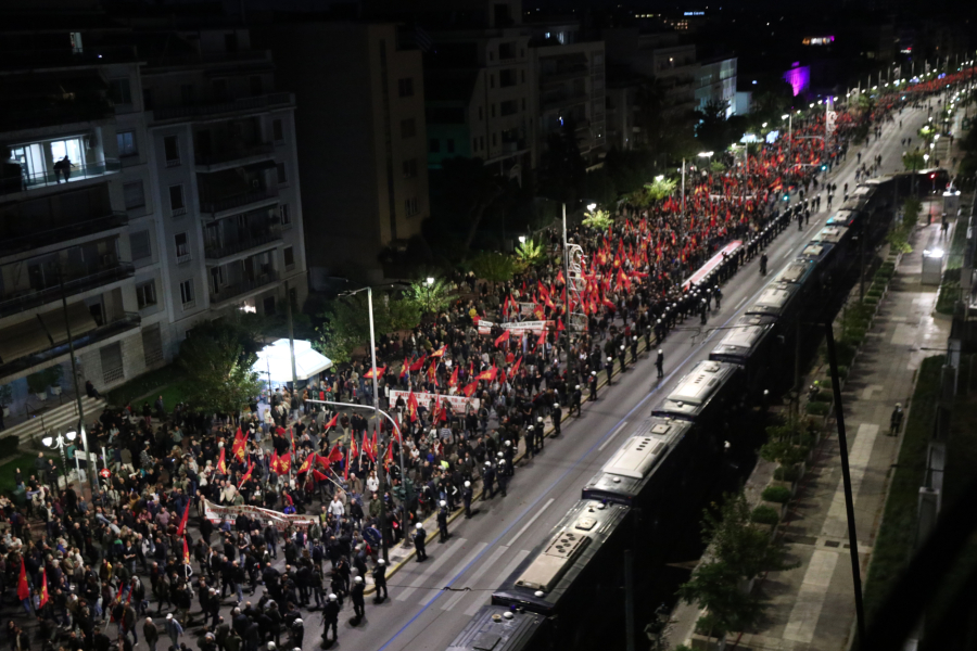 «Το Πολυτεχνείο ζει»: Ηχηρό «παρών» στην 52η επέτειο με μεγαλειώδεις πορείες (Εικόνες και Βίντεο)