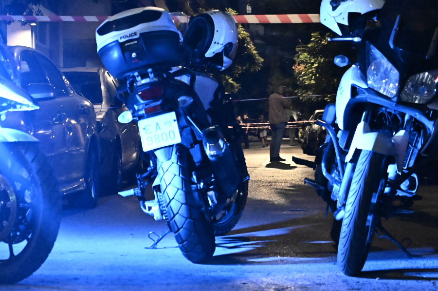 Καλύβια: Σε σακούλα ο εκρηκτικός μηχανισμός κάτω από το ΙΧ - Έγινε ελεγχόμενη έκρηξη