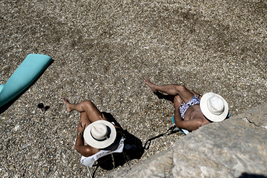 «Βράζει» και σήμερα η χώρα: Καύσωνας με 38 βαθμούς Κελσίου και αφρικανική σκόνη