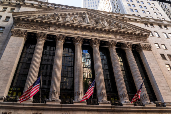 Απώλειες στη Wall Street μετά την αύξηση επιτοκίων της Fed – Βουτιά άνω των 600 μονάδων για τον Dow Jones