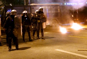 Νύχτα επιθέσεων με μολότοφ τη νύχτα σε Πανεπιστημίου και Εξάρχεια