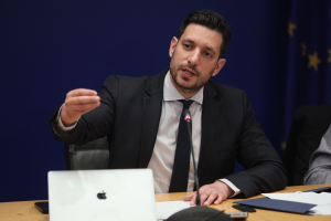 Επιμένει ο Κυρανάκης για τα ταξί, παρά το άδειασμα από το Μαξίμου