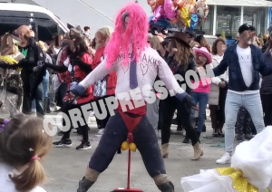 Όργιο ομοφοβίας στο καρναβάλι στα Μωραΐτικα, με ομοίωμα Κασσελάκη με βαμμένα χείλη