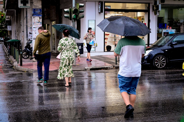 Ξεκίνησε η κακοκαιρία στην Αττική: Πού βρέχει τώρα
