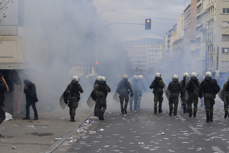 Απρόκλητη επίθεση των ΜΑΤ σε διαδηλωτές στη Βασ. Σοφίας (βίντεο)