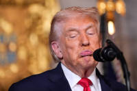 «Μόνιμος» επισκέπτης στο ιδιωτικό τζετ του Επστάιν ο Τραμπ