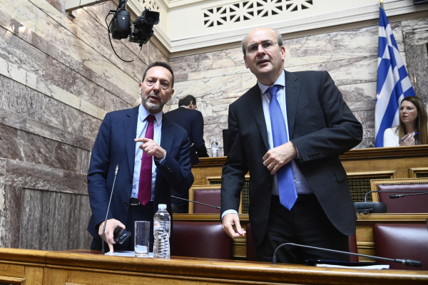 Μετωπική στη Βουλή για την αποεπένδυση του ΤΧΣ από τις τράπεζες - Νέο «καμπανάκι» Στουρνάρα για τα κόκκινα δάνεια