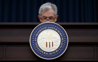 Αμετάβλητα τα επιτόκια από τη Fed – Στο 4,25% για πέμπτη συνεδρίαση