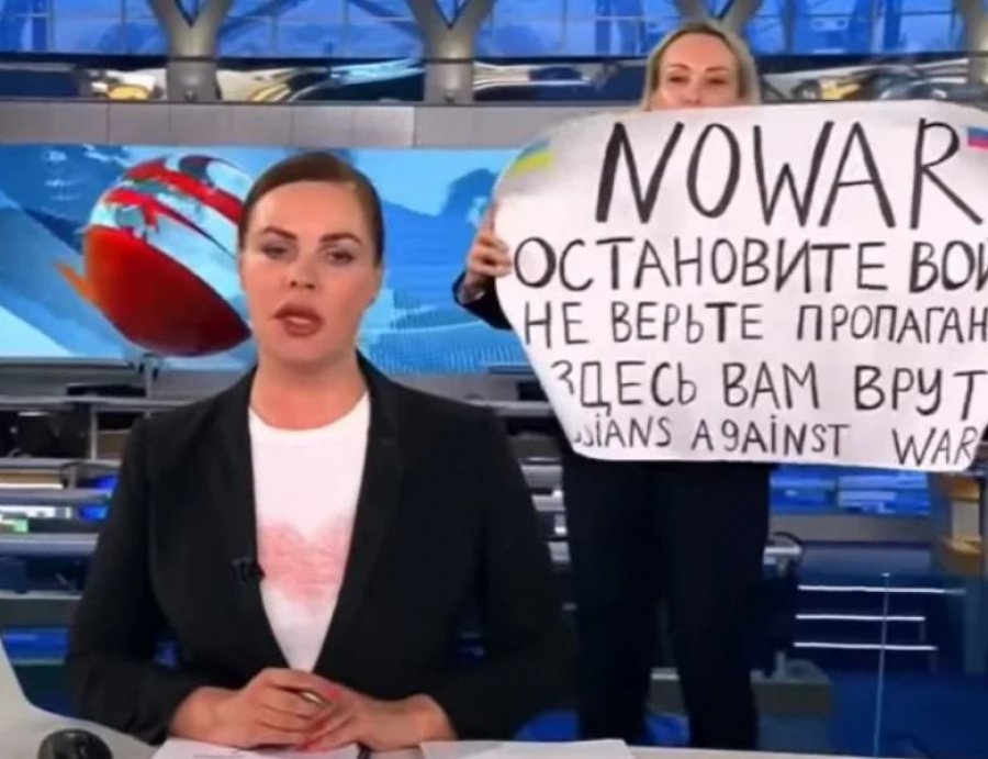 Δικάστηκε η Ρωσίδα δημοσιογράφος που διαμαρτυρήθηκε live κατά της εισβολής, της επιβλήθηκε πρόστιμο 30.000 ρούβλια και αφέθηκε ελεύθερη