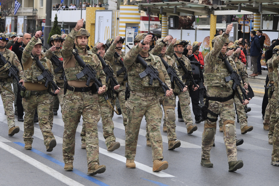 Νέο μισθολόγιο στρατιωτικών: 100 εκατ. ευρώ «ρίχνουν» στις Ένοπλες Δυνάμεις (Παραδείγματα)