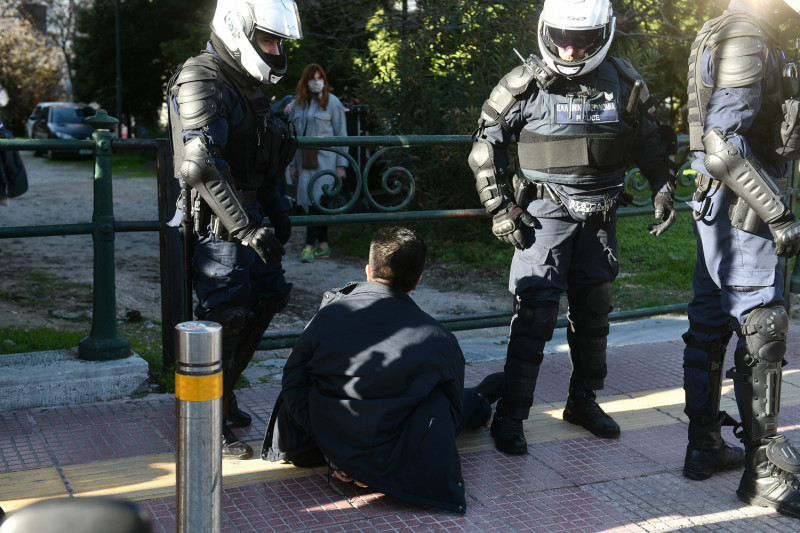 Για αυτό το βίντεο με χτυπήματα αστυνομικών των ΜΑΤ προκλήθηκε εισαγγελική παρέμβαση (vid)