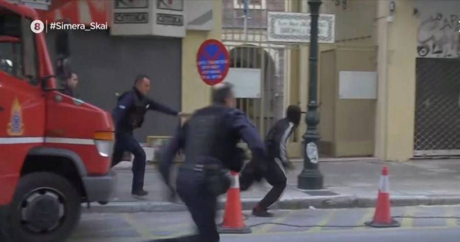Απίστευτες σκηνές στη Θεσσαλονίκη: Πιάστηκαν οι κουκουλοφόροι που πηδούσαν σε ταράτσες, το κυνηγητό και η παρέμβαση ιερέα