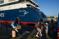 Εκπτώσεις και δωρεάν μετακινήσεις για νησιώτες