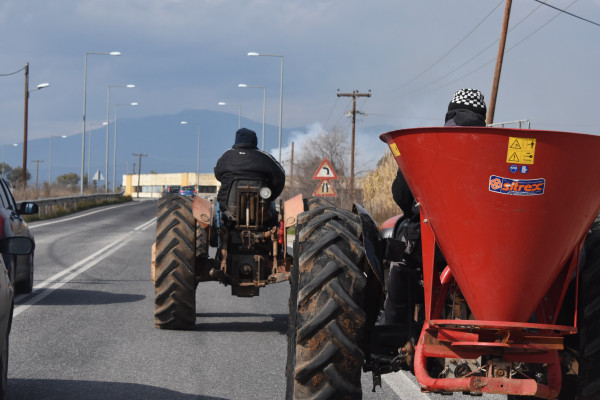 Συνεχίζονται οι κινητοποιήσεις των αγροτών - Δεκατέσσερα μπλόκα σε όλη τη χώρα