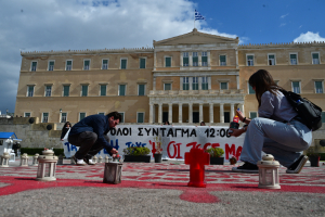 Πορεία για τα Τέμπη: Έγραψαν ξανά τα ονόματα των νεκρών στο Σύνταγμα