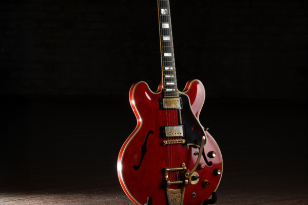 Oasis: 332.000 ευρώ για τη σπασμένη κιθάρα του Νόελ Γκάλαχερ