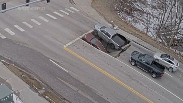 Βίντεο: Άνοιξε δρόμος στη Νεμπράσκα και... κατάπιε δύο αυτοκίνητα