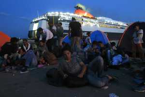 Στον Πειραιά εντός της ημέρας δύο πλοία από τη Μυτιλήνη, με 4.225 μετανάστες (ΑΠΕ/ΜΠΕ)