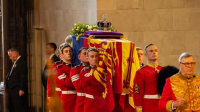 Η ιστορία πίσω από το φέρετρο της βασίλισσας Ελισάβετ και η βασιλική σημαία της Σκωτίας που το «σκεπάζει»