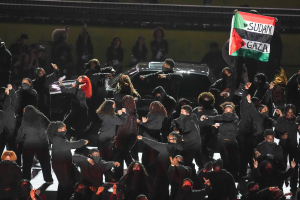 Super Bowl: Αποκλεισμός δια βίου από το NFL σε χορετυή του Κέντρικ Λαμάρ, σήκωσε παλαιστινιακή σημαία