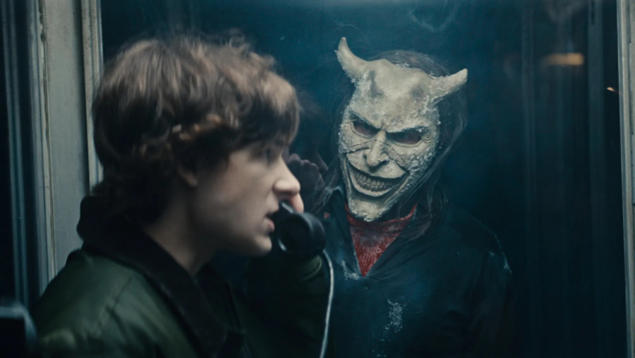 O Ίθαν Χοκ επιστρέφει για να μας κόψει το αίμα στο τρέιλερ του «Black Phone 2»