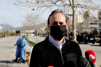 Ο Δήμος Γλυφάδας διανέμει δωρεάν στους δημότες την ξυλεία που συγκεντρώθηκε από τον χιονιά