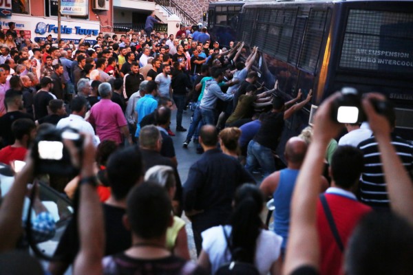 Λέσβος: Όλο το νησί στην συγκέντρωση διαμαρτυρίας - «Πόλεμος» και ανταλλαγή φωτοβολίδων (pic&vid)