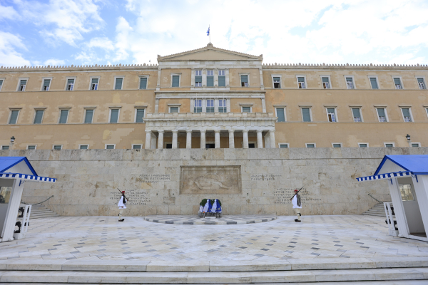 Νέο επεισόδιο για τον Άγνωστο Στρατιώτη: Ο Δούκας στα δικαστήρια, «όχι» στην υποβάθμιση του Μνημείου, λέει ο Δένδιας