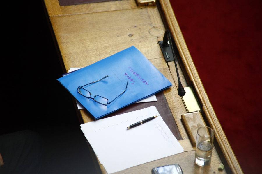 Σήμερα το οικονομικό νομοσχέδιο με Market Pass, Youth Pass, αφορολόγητο, πέναλτι στις συντάξεις, μισθούς στο δημόσιο και ΕΝΦΙΑ