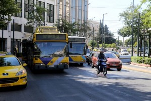 Αλλαγές στα δρομολόγια λεωφορείων και τρόλεϊ την Κυριακή