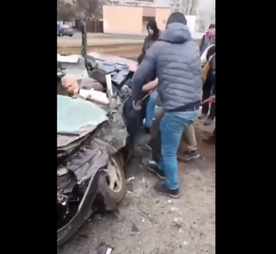 Σοκαριστικό βίντεο δείχνει ρωσικό τεθωρακισμένο να «λιώνει» αυτοκίνητο αμάχου, σώθηκε από θαύμα