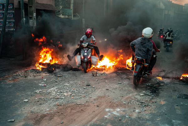 Βίαιες διαδηλώσεις στη Μαδαγασκάρη για τις συνεχείς διακοπές ρεύματος και νερού (Βίντεο)
